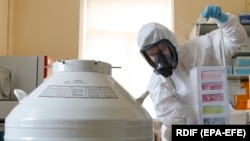 В лаборатории по созданию вакцины от COVID-19, центр Николая Гамалеи, Москва, 6 августа 2020