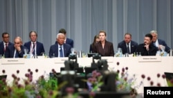 Predsednik Evropskog saveta Antonio Kosta (levo), danska premijerka Mete Frederiksen (druga levo) i ukrajinski predsednik Volodimir Zelenski (desno) na samitu Evropske političke zajednice u Kopenhagenu 2. oktobra 2025.