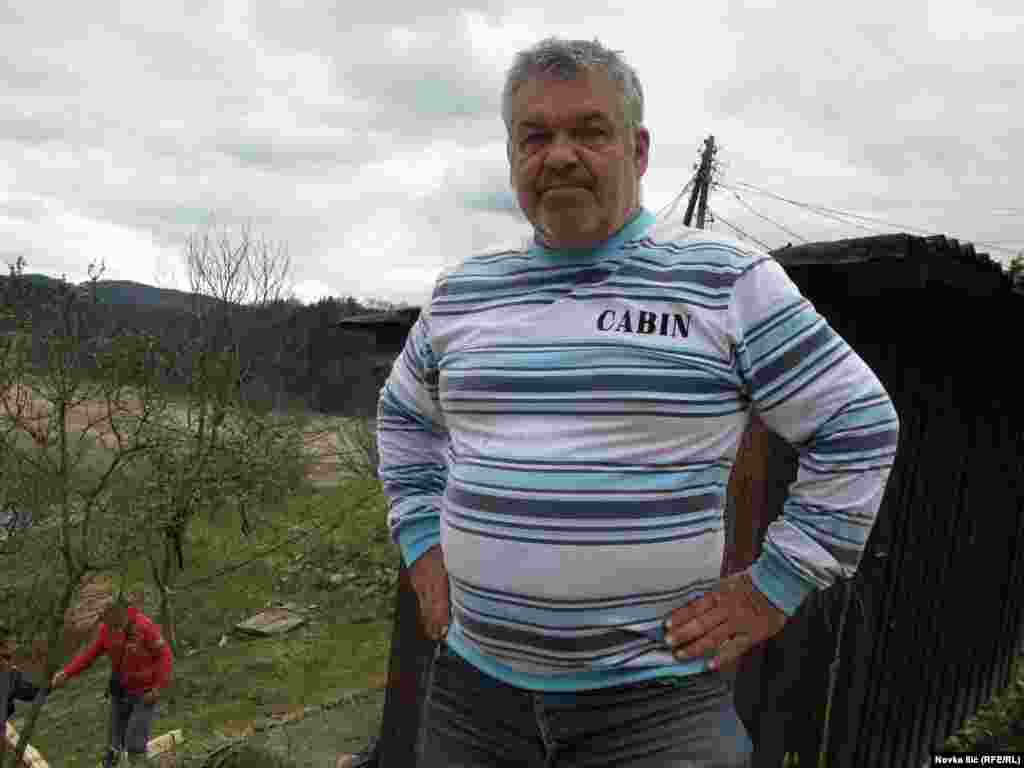 “Iselio sam sve. Kuća je juče počela da puca”, kaže Miloje Mandić, vlasnik vikendice na obali Zaovinskog jezera 