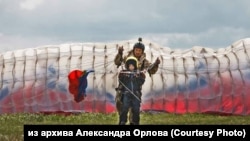 Новосибирский парапланерист Александр Орлов регулярно проводит бесплатные полеты с больными детьми