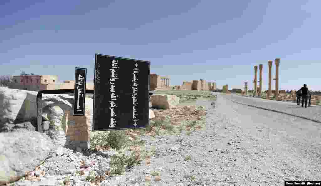 Bilbord sa ajetima iz Kur'ana u drevnom sirijskom gradu Palmira.