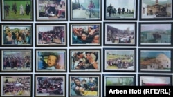 Fotografije snimljene tokom rata na Kosovu, koje se nalaze u kancelariji Ahmeta Grajćevcija u Prištini.