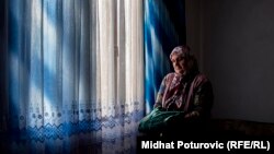 Rabija Avdić s džemperom njenog brata, ubijenog u genocidu u Srebrenici.