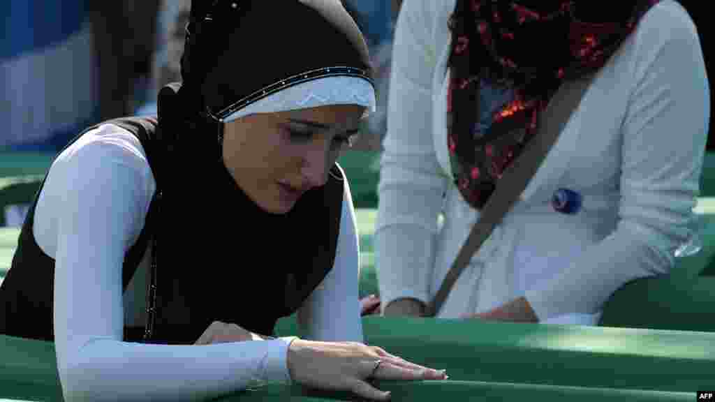 BiH - Sahrana posmrtnih ostataka 520 žrtava masakra u Srebrenici, Memorijalni centar Potočari, 11. juli 2012. Foto: AFP / Elvis Barukčić