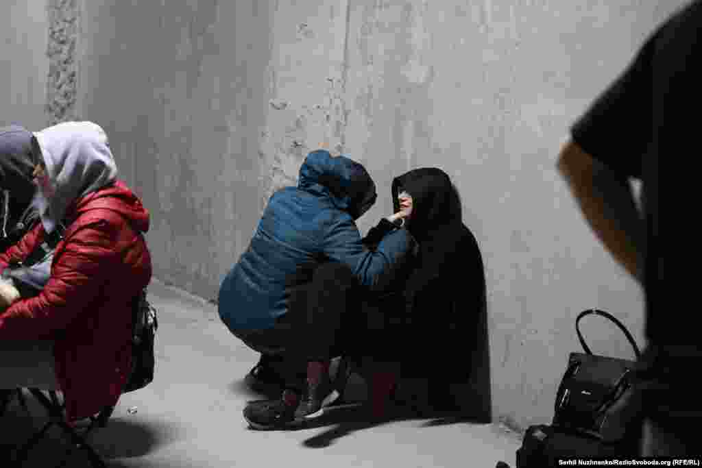 Ljudi u Kijevu traže sklonište usred noćnih udara koji su potresli glavni grad Ukrajine.