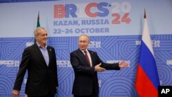 Ruski predsjednik Vladimir Putin gestikulira tokom sastanka sa svojim iranskim kolegom Masudom Pezeškijanom na marginama samita BRICS-a u Kazanju, Rusija, 23. oktobra.
