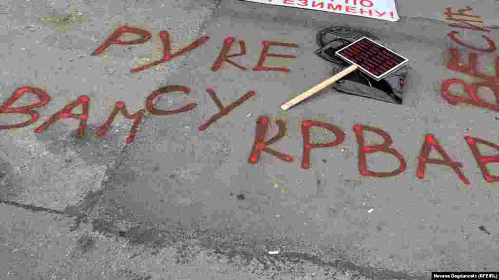 Poruka "Ruke su vam krvave" ispred zgrade Skupštine Novog Sada, 3. decembar 2024.