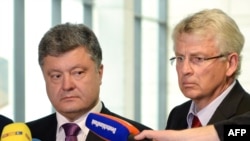 Петро Порошенко (ліворуч), на той час кандидат на посаду президента України та політик із правлячої коаліції Бундестагу Карл-Георг Велльман. Берлін, травень 2014 року