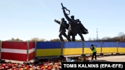 Памятник советским воинам в столице Латвии, архивное фото