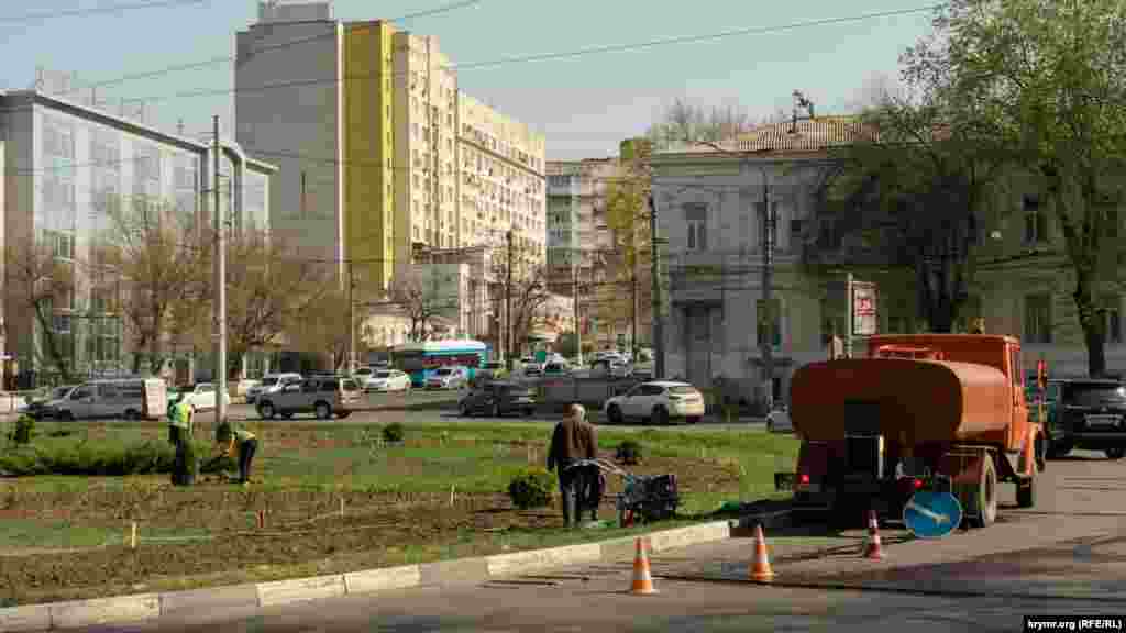 Робітники муніципального підприємства «Місто» в Сімферополі працюють у звичному режимі