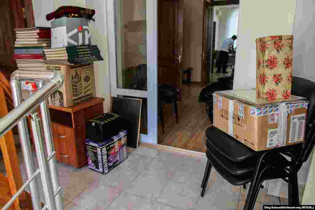 17 сентября Ризе Шевкиеву судебные приставы зачитали постановление о том, что здание Меджлиса крымскотатарского народа нужно освободить в течении суток 