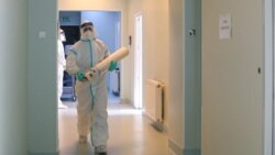 Medicinski radnik sa bocom kiseonika