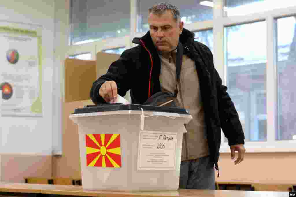 Dva najbolje plasirana iz prvog kruga su na glasačkim listićima. Skoplje, 2. novembar 2025.