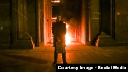 Фото с акции Петра Павленского у здания ФСБ на Лубянской площади