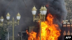 Перед урядовим будинком в Бішкеку палає машина киргизьких спецпідрозділів після масових демонстрацій 7 квітня 2010 року.