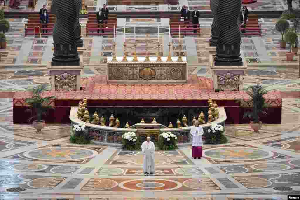 Papa Franjo čita svoju poruku „Urbi et Orbi“ („Gradu i svijetu“) u Bazilici svetog Petra bez javnog sudjelovanja zbog izbijanja korona virusa i bolesti (COVID-19) na Veliku nedjelju u Vatikanu, aprila 12. 2020.