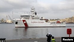 Brod sa tijelima izvučenim nakon nesreće