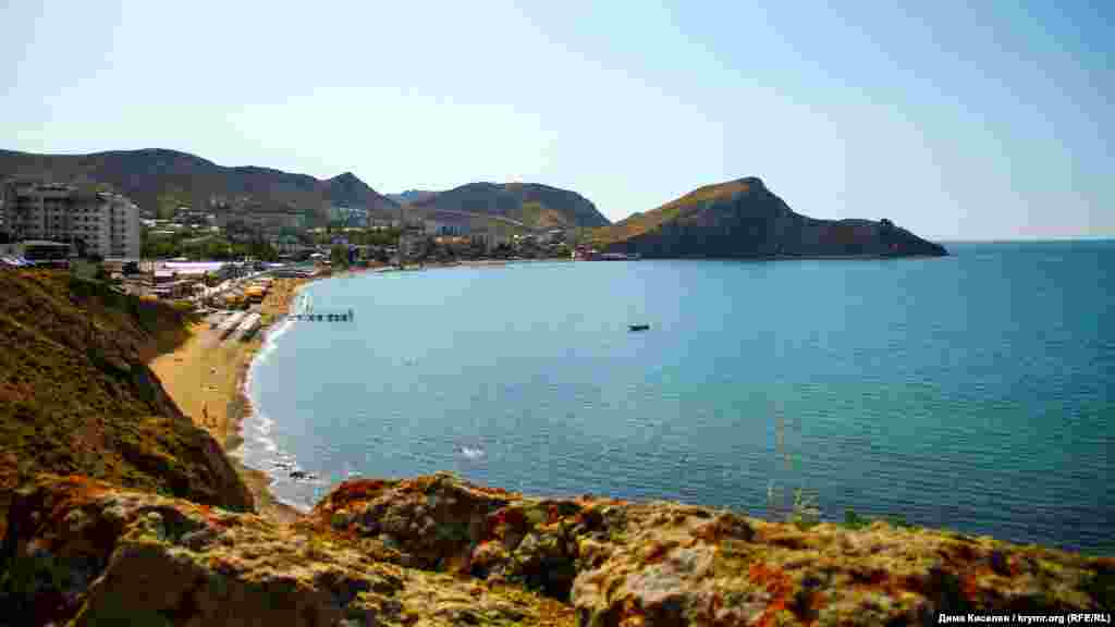 Орджонікідзе – селище міського типу на сході Криму. На початку червня людей тут небагато, особливо о 8 ранку