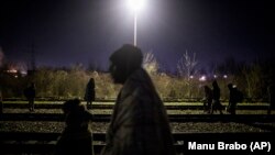 Migranti na željezničkim prugama u blizini rijeke Drine između BiH i Srbije, 17. decembar 2019.