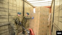 Польські військові вантажать гуманітарну допомогу для України, серпень 2014-го
