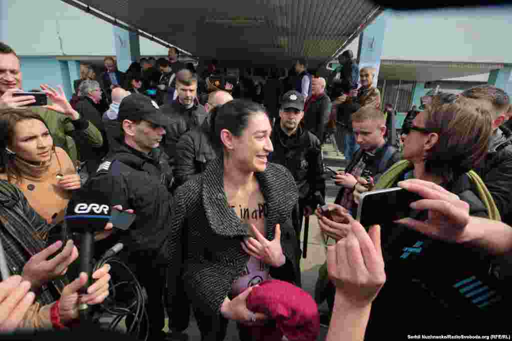 Активистка "Фемен" протестует перед избирательным участком, где голосовал Владимир Зеленский. По ее мнению, Зеленский в качестве президента Украины может оказаться "смешной ошибкой"