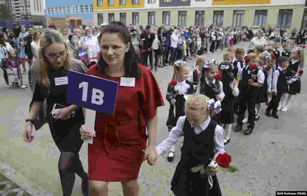Učenici prvog razreda na ceremoniji obilježavanja početka nove školske godine u Novosibirsku, 1. septembra. U Rusiji se 17 miliona učenika vraća na nastavu. Maske nisu obavezne, ali vlasti sprovode druge zdravstvene protokole.