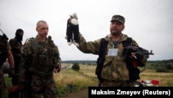 Пророссийские сепаратисты на месте гибели малайзийского "Боинга"