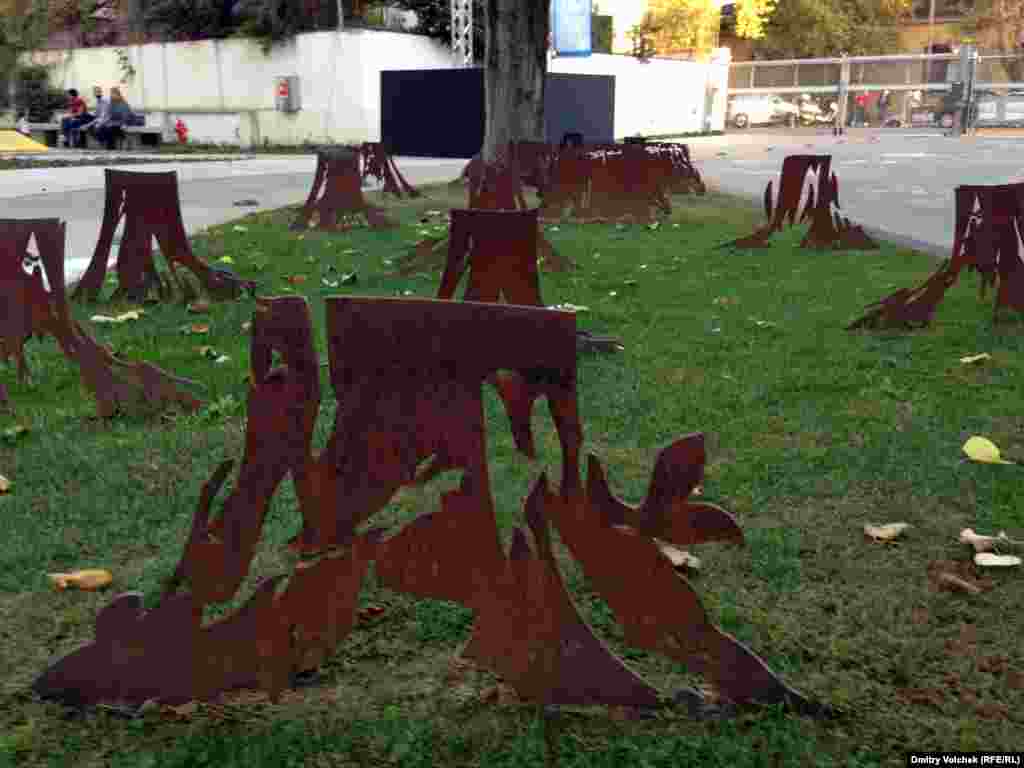 Еще одна инсталляция во дворе музея современного искусства