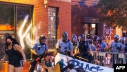 Policija je prosvjednike prskala biber sprejom tokom demonstracija zbog ubistva Georgea Floyda od strane policajca ispred Treće policijske postaje u Minneapolisu u Minesoti