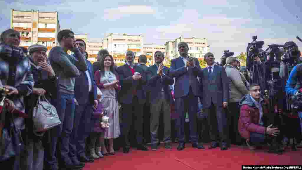 Урочисте відкриття кінотеатру «Жовтень» за участі міських чиновників та адміністрації.