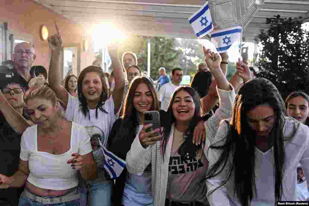 Rođaci i prijatelji Alona Ohela dok gledaju prenose o oslobađanju talaca, u Lavonu, Izrael, 13. oktobra 2025.