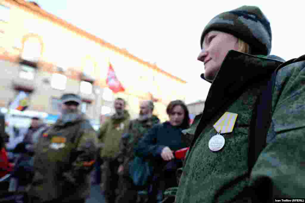 Участница марша с медалью "Новороссии" за "Боевые заслуги"