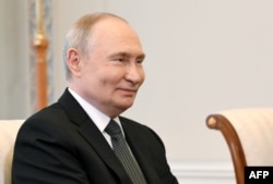 Президент Росії Володимир Путін реагує на зустріч із президентом компанії New Development у кулуарах Санкт-Петербурзького міжнародного економічного форуму в Санкт-Петербурзі, Росія, 18 червня 2025 року