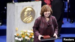 Лауреат Нобелівської премії з літератури Світлана Алексієвич під час церемонії нагородження, 10 грудня 2015 року