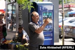 ხალხი თვალს ადევნებს თევდორე მღვდლის ქუჩაზე ჩამონგრეული სახლის შემოღობვას. 2025 წლის 15 ივლისი