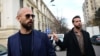 Britansko-američki bivši profesionalni kik bokser i kontroverzni influenser Endru Tejt (levo) i njegov brat Tristan Tejt (desno) izlaze iz Apelacionog suda u Bukureštu nakon saslušanja o njihovom zahtevu da im se dozvoli da napuste Rumuniju, 22. decembar 2023. 