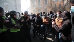 Відео бійки праворадикалів з поліцією під Адміністрацією президента Відео бійки праворадикалів з поліцією під Адміністрацією президента