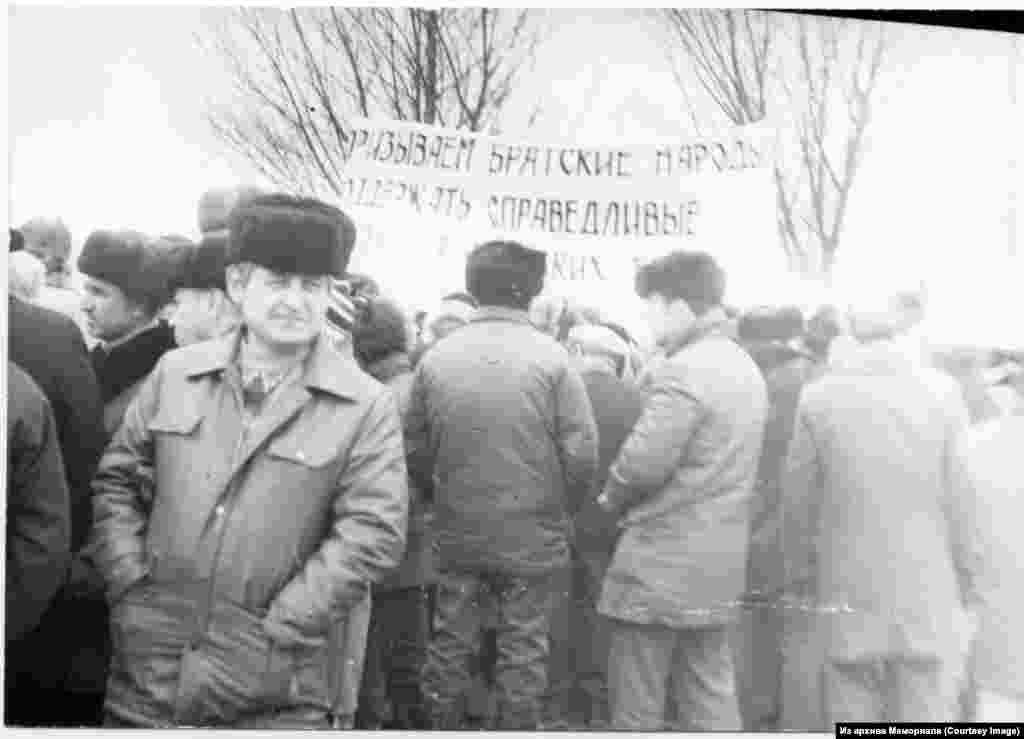 Митинг крымских татар в городе Бекобаде Ташкентской области. 14 февраля 1988 года.  