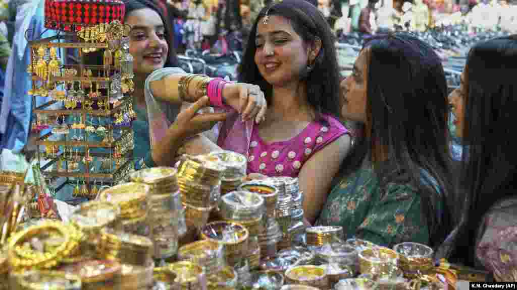 Devojke u Lahoru gledaju tradicionalne narukvice i bižuteriju na pijaci radi kupovine za predstojeće proslave Eid al-Fitr u Pakistanu.