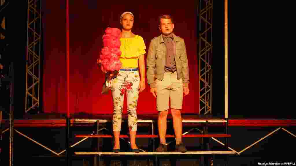 Prema rečima rukovodstva pozorišta, zahtev mađarskih političkih predstavnika u Srbiji je "oblik uvođenja cenzure u pozorište", ali će, uprkos tome, svake večeri do 12. avgusta u 21 sat publika moći da gleda predstavu u Kavilu.