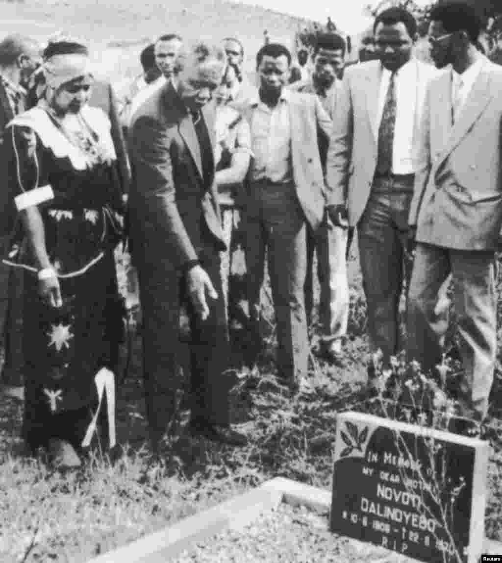 Nelson Mandela sa suprugom Winnie posjetio je obiteljsku grobnicu u svom rodnom selu Qunu, 26. april 1990.