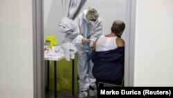 Imunizacija na punktu za masovnu vakcinaciju na Beogradskom sajmu, 19. januar