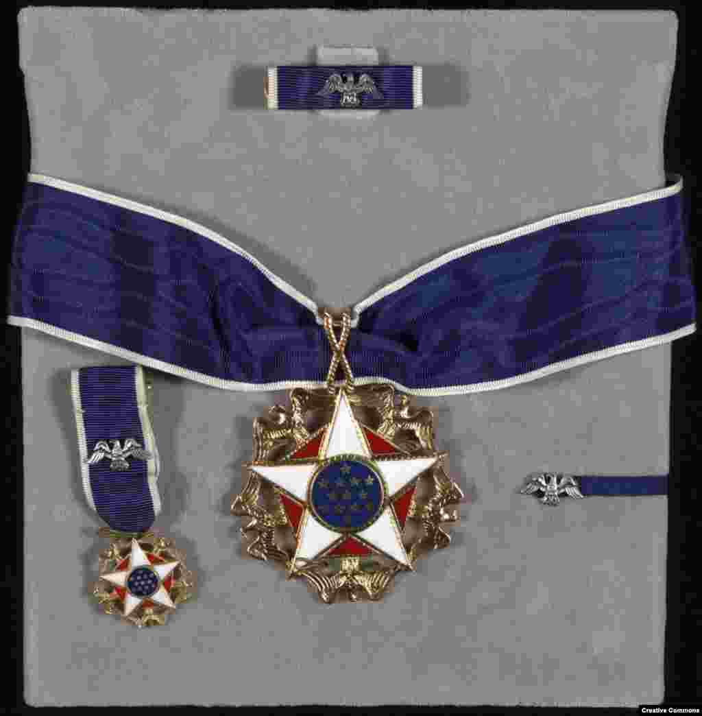 Президентська медаль Свободи – одна з двох найвищих нагород США для цивільних осіб.   Медаллю Свободи нагороджують американців, а іноді і не громадян Сполучених Штатів, «які зробили істотний внесок у безпеку і захист національних інтересів США, у підтриманні миру в усьому світі, а також в суспільне і культурне життя США та світу»