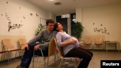 Iako postoji vrlo malo podataka o tome kako će trudnice i dojilje reagovati na vakcinu protiv COVID-19, strukovne organizacije i pojedini ljekari kažu kako će koristi vrlo vjerovatno biti veća od rizika.