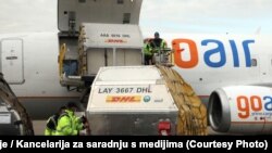 Vakcine protiv COVID-19 kompanija Fajzer/Biontek stigle na beogradski aerodorom (22. decembar 2020.)