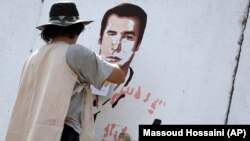 افغانستان: د اې اېف پي خبریال شاه مري یادګاري انځور ته رنګ ورکول کېږي چې په ۲۰۱۸ ز کال وژل شوی وو.