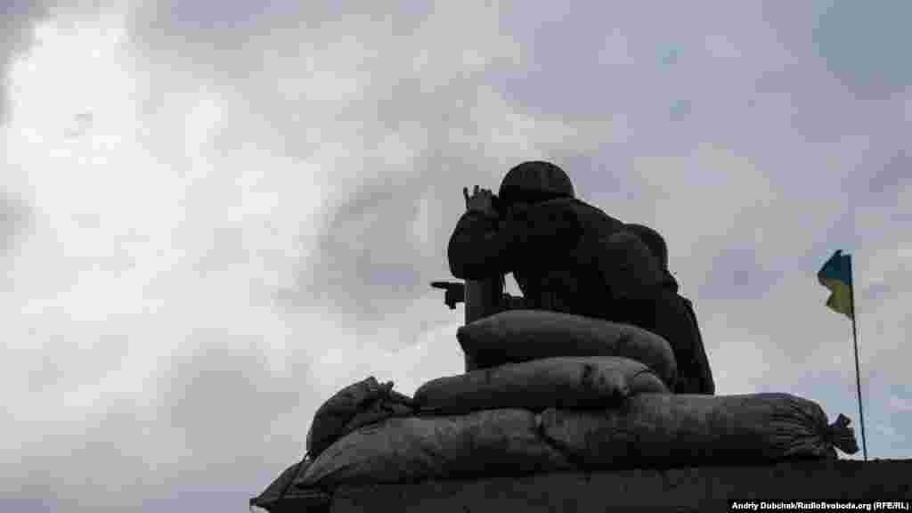 Украинские военные ведут постоянное наблюдение на блокпосту.