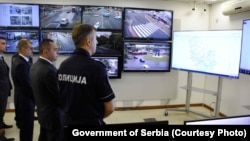 Ministar unutrašnjih poslova Srbije Aleksandar Vulin sa direktorom srpske policije Vladimirom Rebićem, u razgledanju u Komandno-operativnom policijskom centru, Beograd, 20. septembar 2021.