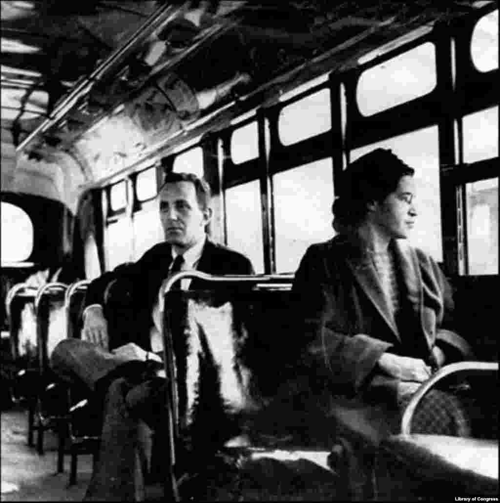 Rosa Parks sa novinarom u autobusu u Montgomeriju, u Alabamai, 1956. nakon odluke suda da je rasna segregacija u javnom prevozu neustavna.
