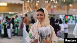 Дівчина на стадіоні під час футбольного матчу, 12 січня 2018 року